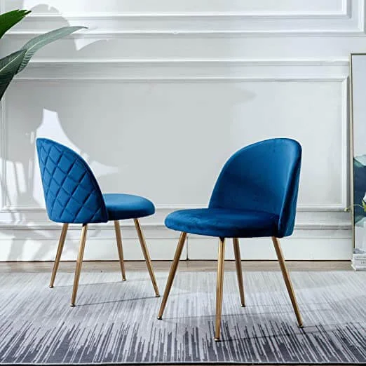 Una silla color azul patas de madera