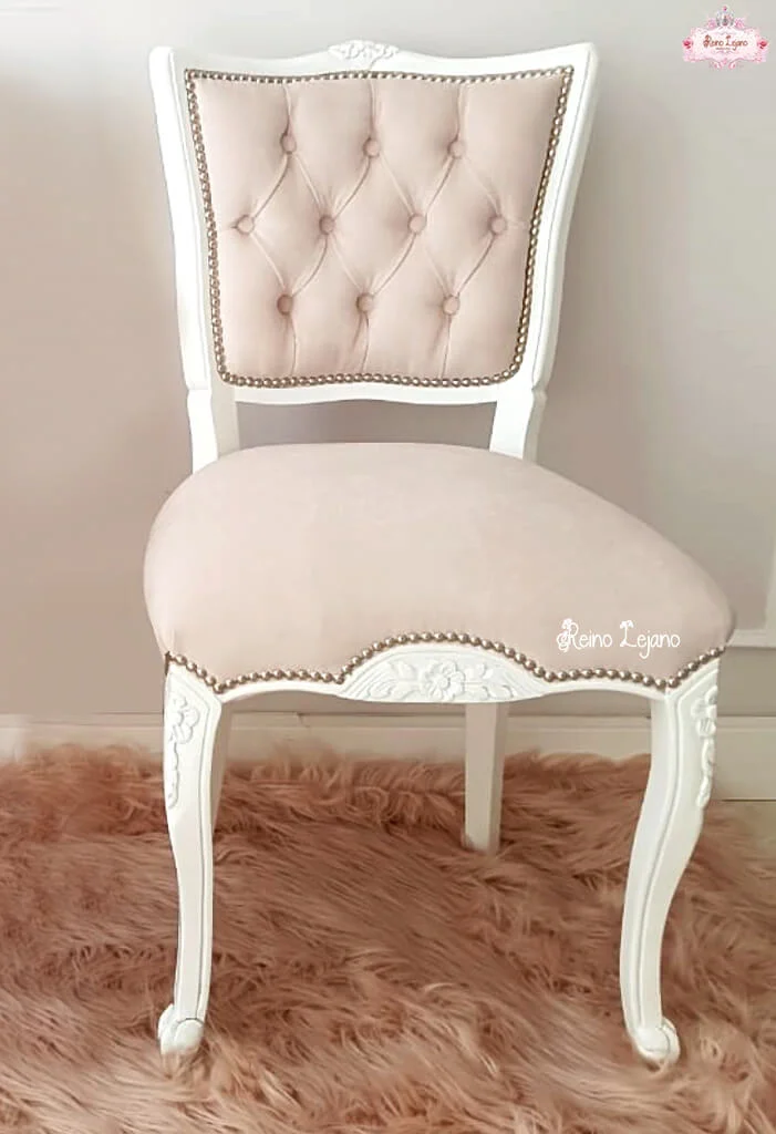 Una silla tradicional color rosa suave